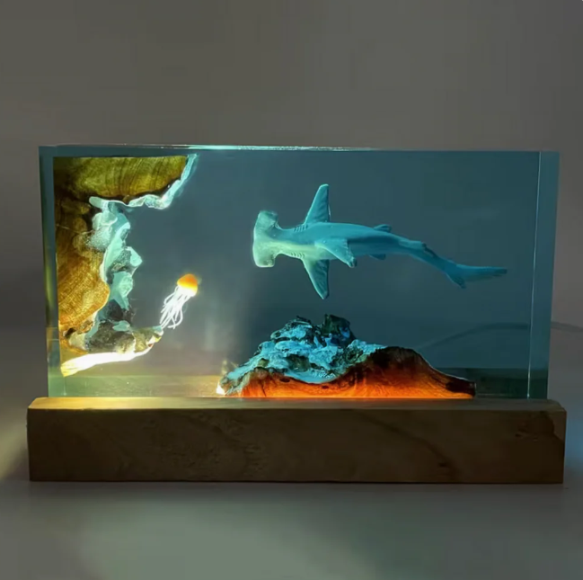Lampe aus Kunstharz mit Hammerkopfhai und Qualle